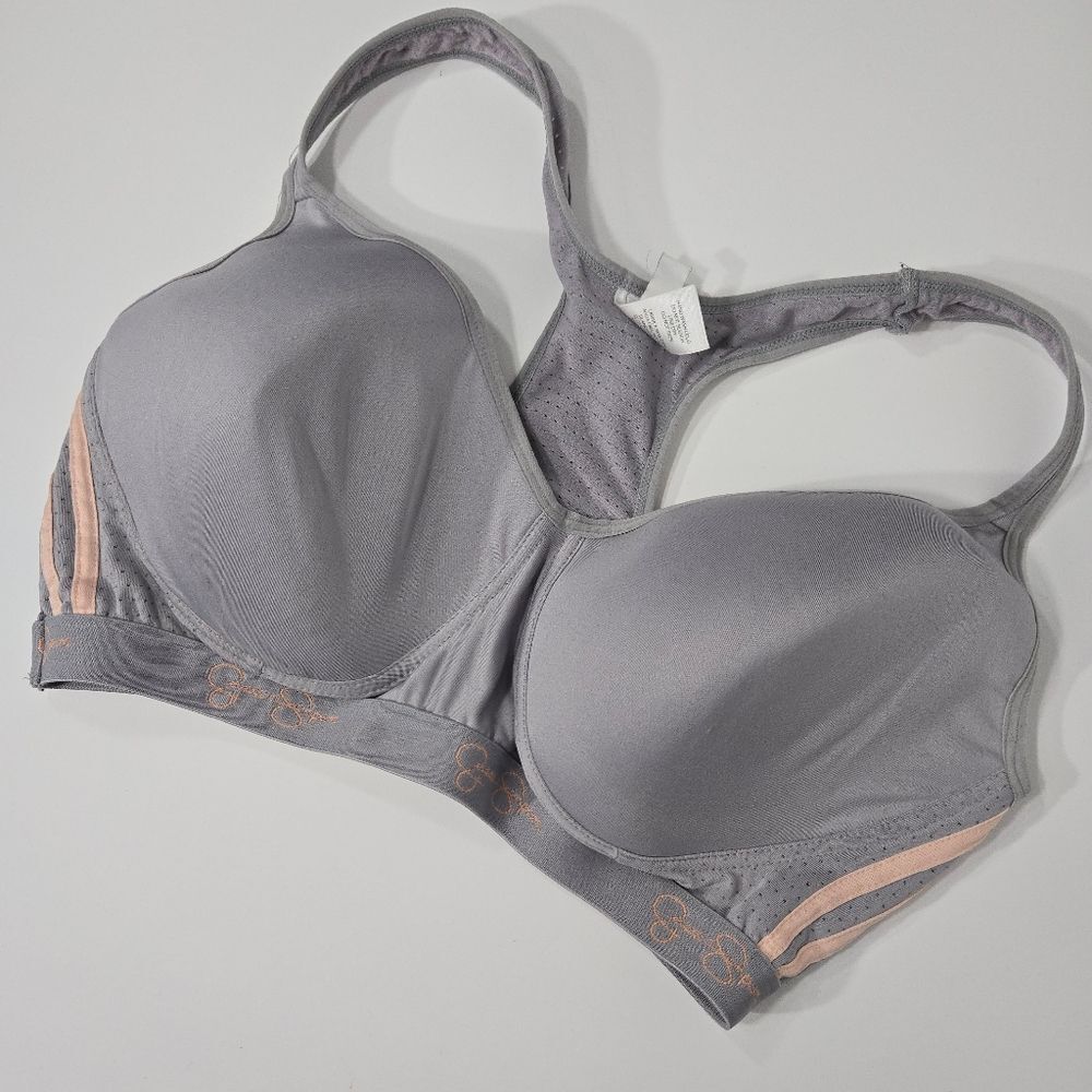 Jessica Simpson bra